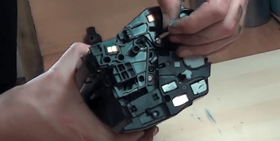установка штифтів заправка картриджа HP CE741A